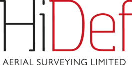 Logo von HiDef Aerial Surveying Limited: Links steht „Hi“ in schwarzer, schmaler Großbuchstaben-Typografie, direkt daneben „Def“ in roter, dünner Großbuchstaben-Schrift, darunter in kleiner schwarzer Schrift der Zusatz „AERIAL SURVEYING LIMITED“. The clear, minimalist design kombiniert zwei kontrastierende Schriftfarben für den Firmennamen. 