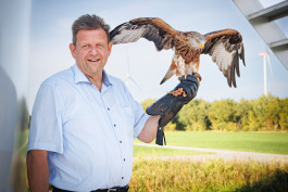 Mann und Rotmilan im Windpark 
